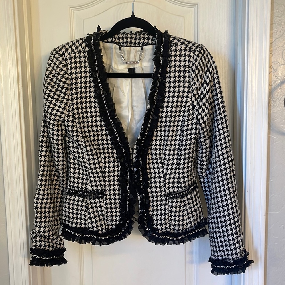 White House black market- size 4 blazer- black and white hounds tooth pattern